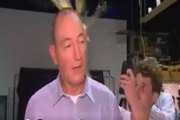 Scully At afsløre Sydøst Young boy throws egg at Australian Senator Fraser Anning after anti-Muslim  Christchurch attack comments - Oyeyeah